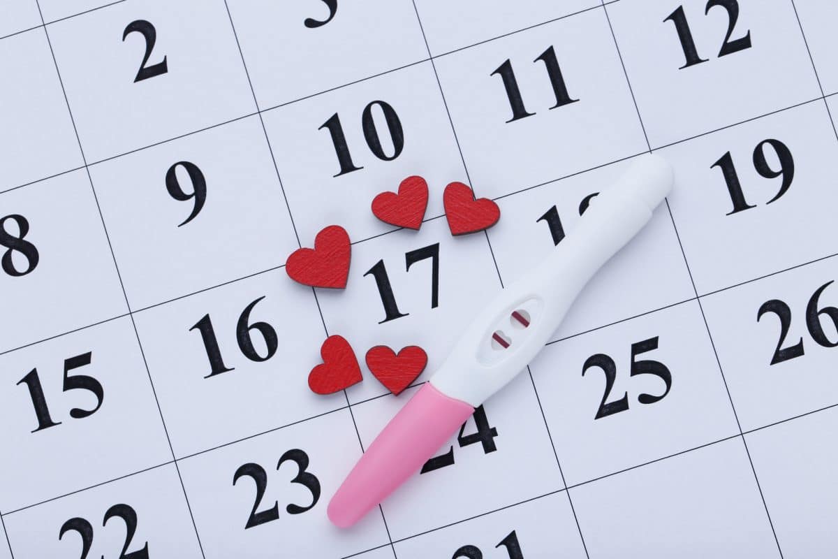 Kalender mit Schwangerschaftstest