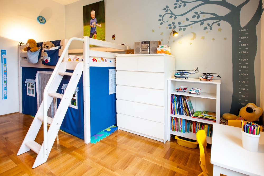 Kinderzimmer mit Hochbett und Spielbett